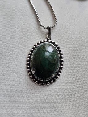 Green Oval Pendant Necklace - Unbranded